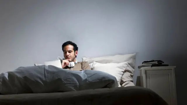 تعرف على المشاكل النفسية والجسدية للعمل من الفراش