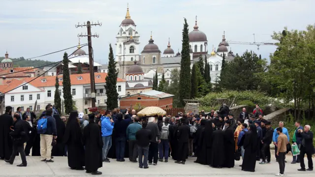 05/02/2016 Греция. Афон. Участники пасхального крестного хода у Андреевского скита (принадлежит греческому монастырю Ватопед). Афон или Святая гора - самоуправляемое сообщество 20 православных монастырей, которое находится в церковной юрисдикции Константинопольского патриарха. Максим Кузовков/ТАСС