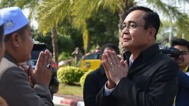 El primer ministro tailandés, Prayut Chan-O-Cha (der.), saluda a funcionarios religiosos musulmanes durante una visita en la provincia de Narathiwat, en el sur de Tailandia, el 20 de enero de 2020 para celebrar una reunión de gabinete.