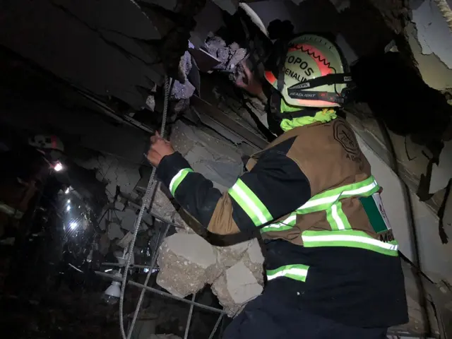 Rescatista en la oscuridad