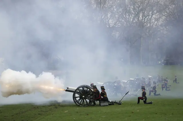 महारानी को 41 तोपों की सलामी दी गई