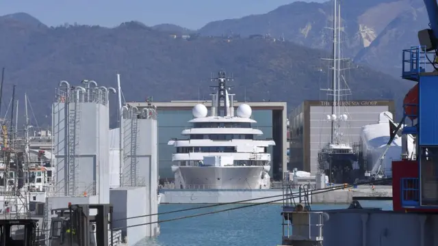 يخت محسوب على بوتين يرسو في ميناء إيطالي