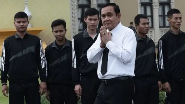 ประยุทธ์ยกมือไหว้