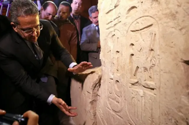 El ministro de Antigüedades mostrando los jeroglíficos.