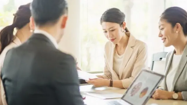 ઑફિસમાં કામ કરી રહેલા લોકો