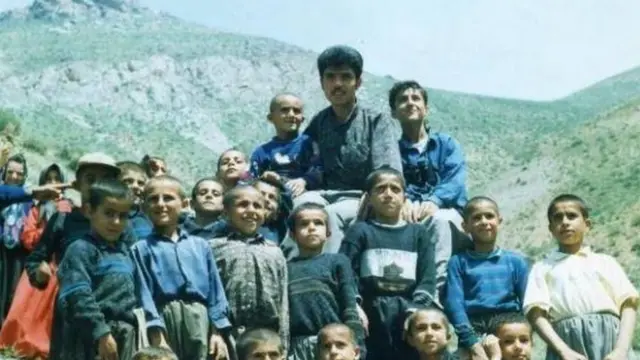 فرزاد کمانگر در جمع شاگردانش