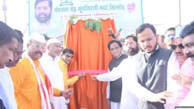 सिल्लोड मतदारसंघातील नॅशनल सहकारी सूतगिरणीचे भूमीपूजन करताना मुख्यमंत्री एकनाथ शिंदे.