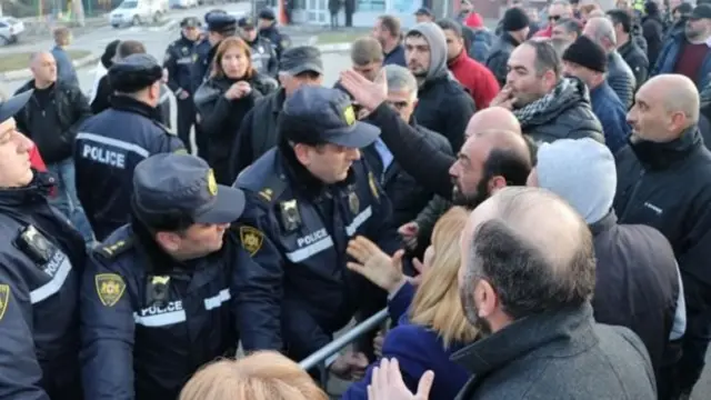 Поліція і учасники акції протесту