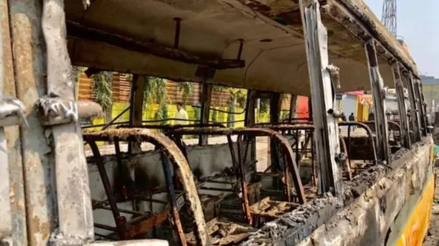 जली हुई बस