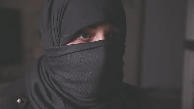 یکی از قربانیان در گفتگو با بی‌بی‌سی از تجربیات خود می‌گوید