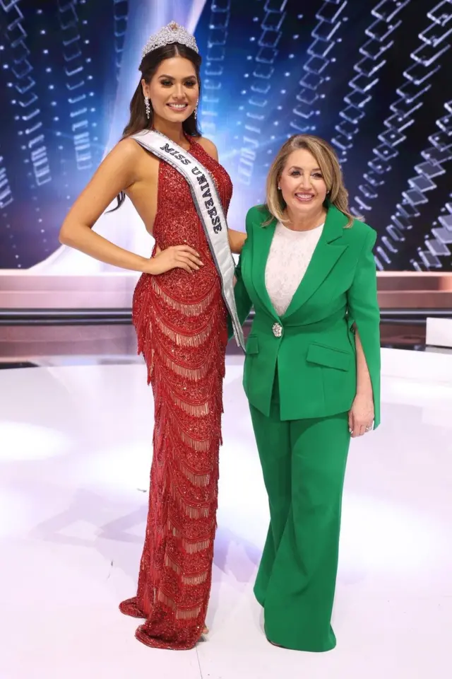 อานเดรอา เมซา มิสยูนิเวิร์สประจำปี 2020 ถ่ายรูปร่วมกับพอลล่า ชูการ์ต ประธานองค์กรมิสยูนิเวิร์ส