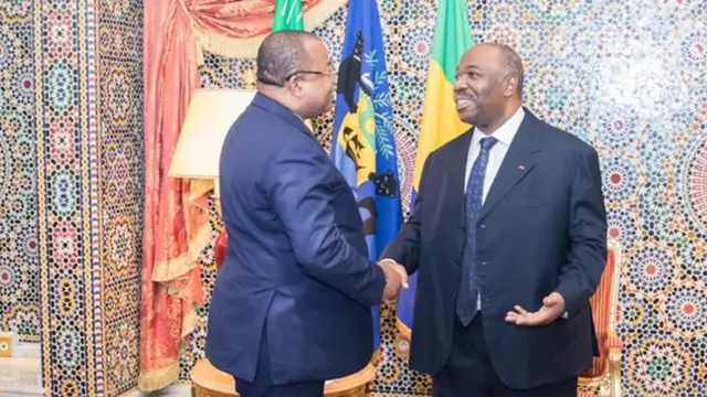 Le président gabonais Ali Bongo serre la main du premier ministre, Julien Nkoghe Bekalé.