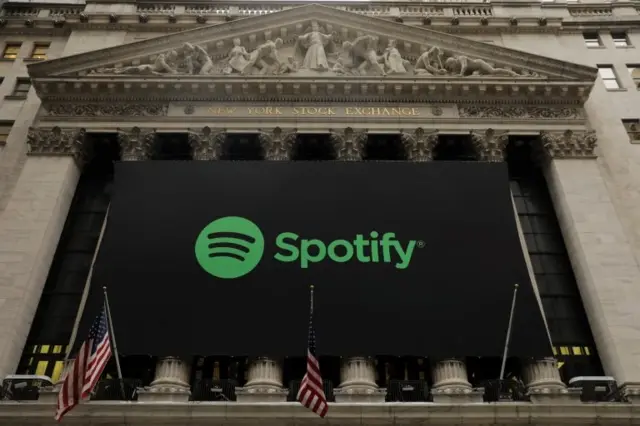 Hata fark edilince direk bir süre boş kaldı, sonra direğe ABD bayrağı asıldı, daha sonra İsveç bayrağı geldi