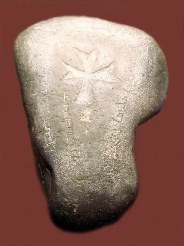 1312 के इस क़ब्र के पत्थर पर वीगर लिपी अंकित है