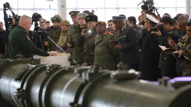 Демонстрация пусковых контейнеров ракет 9M728 и 9M729