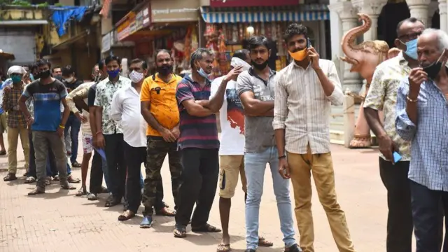 En büyük aşı üreticilerinden Hindistan ikinci dalganın sarsıntısıyla aşı ihracatını durdurunca sıkıntı arttı