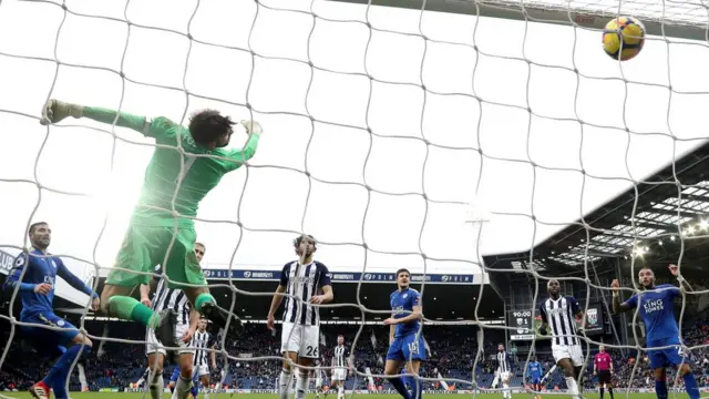 Asọle Westbrom fo lati mu bọọlu ti o n wọle lọ