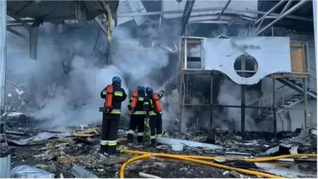 রাশিয়ার ক্ষেপণাস্ত্র হামলায় বিধ্বস্ত ভবন