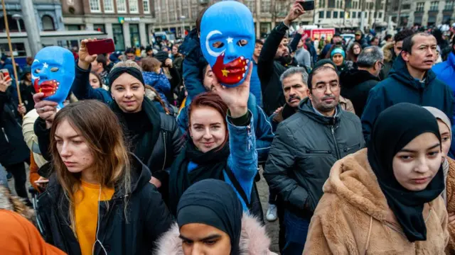 Manifestantesbonus n1betParis seguram cartazes pedindo o fim do "genocídio" dos uigures