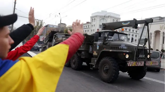 খেরসনে ইউক্রেনীয় সৈন্যদের স্বাগত জানাচ্ছে ইউক্রেনীয়রা