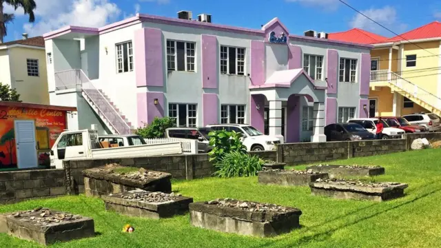 岛上的犹太墓地里有一些坟墓的历史可以追溯到1679年（图片来源：Jonathan Knott）