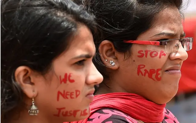 యువతులు