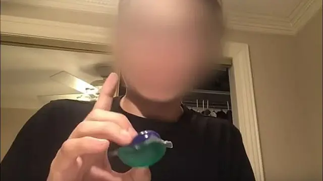 Adolescente comiendo jabón