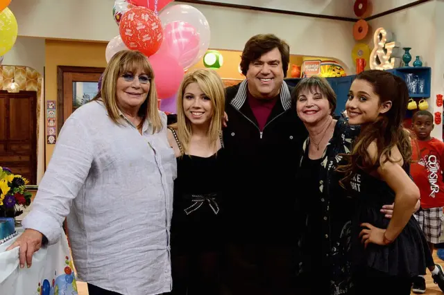 Da esquerda para a direita, Penny Marshall, Jennette McCurdy, criadora e produtora executiva de 'Sam & Cat', Dan Schneider, Cindy Williams e Ariana Grande em 23 de junho de 2006