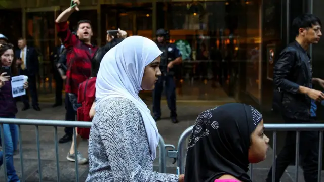 Personas frente a la Torre Trump de Nueva York