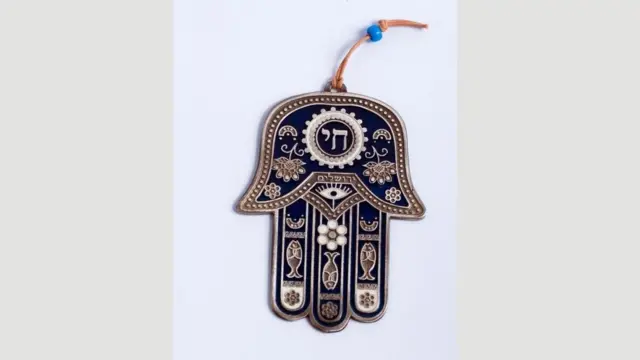 خمسه نمادی است به شکل کف دست که چشمی در میان آن قرار دارد و برای یهودیان، مسیحیان و مسلمانان ساکن شمال آفریقا و خاورمیانه مقدس است