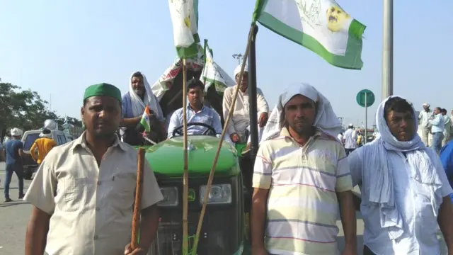 टॅक्टर घेऊन शेतकरी यात्रेत सहभागी झाले आहेत.