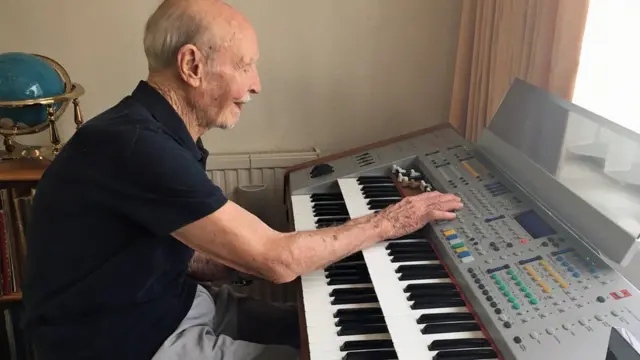 Jack tocando el teclado