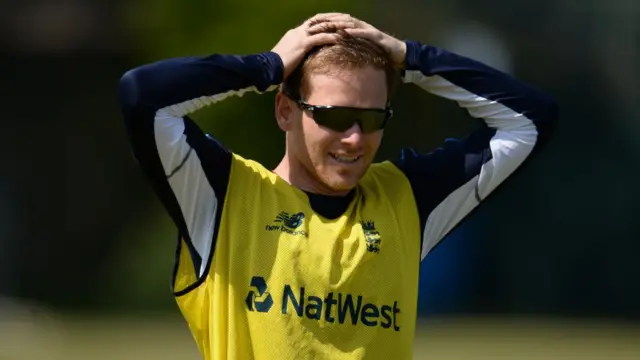 ইংল্যান্ডের অধিনায়ক ইয়ন মরগ্যান।