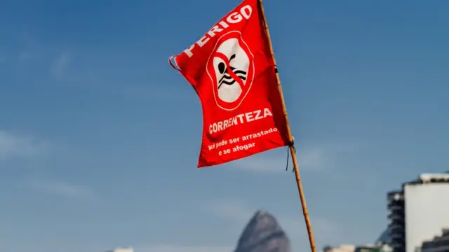 Bandeira vermelha fincadaroleta de cassino como jogarpraia no Rioroleta de cassino como jogarJaneiro dizendo: 'Perigo, correnteza - Você pode ser arrastado e se afogar'