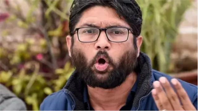 જિજ્ઞેશ મેવાણીએ પોતાની પ્રતિક્રિયામાં પોતાની સામે થઈ રહેલી કાયદાકીય કાર્યવાહીને સરકારના ડરનો પ્રતીક ગણાવી હતી