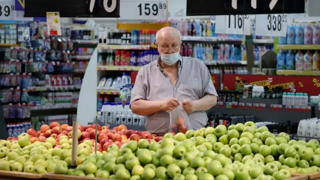 покупатель в отделе фруктов