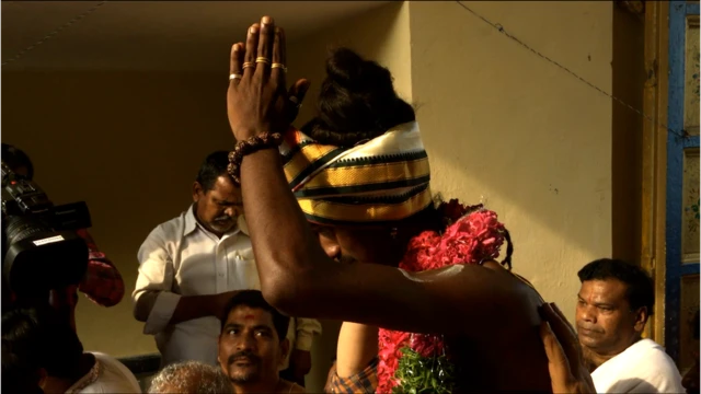 మునివాహన సేవలో భాగంగా మహబూబ్ నగర్ జిల్లాకు చెందిన ఆదిత్య అనే దళిత వ్యక్తిని చిలుకూరు బాలాజి దేవస్థానం అర్చకులు రంగరాజన్ తన భుజాలపై ఎక్కించుకున్నారు.