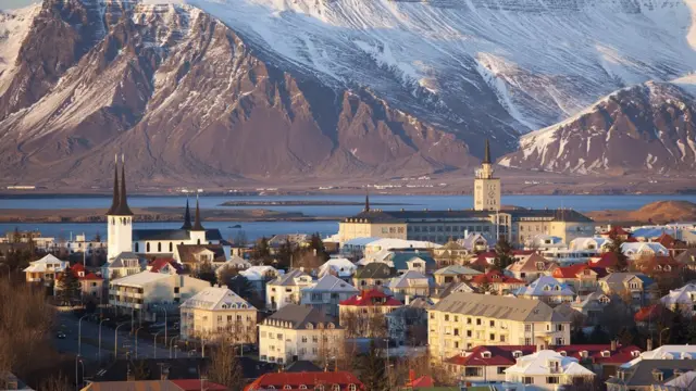 Vista da cidadebahia e sportReykjavik, na Islândia