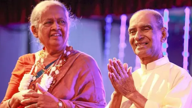 අමරදේවයන් රටක ජනසමාජයකට කලාතුරකින් පහළ වන මහා පඬිවරයෙකි. ඔහු තමා ප්‍රගුණ කළ ගීතය සහ කවිය අතර වෙනස තේරුම් ගත් කවියා සහ ගායකයාද වෙයි.