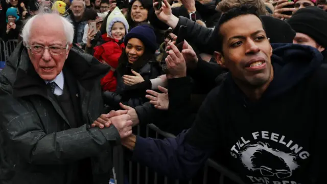 Bernie Sanders con un grupo de simpatizantes