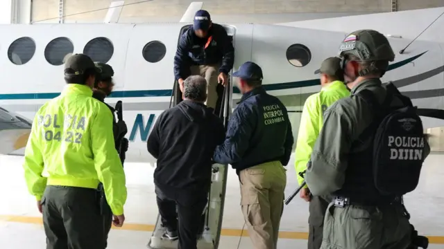 Rendón sube al avión