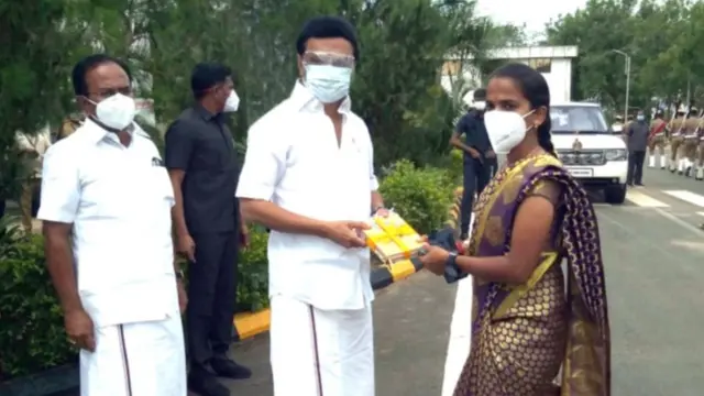 தமிழக முதல்வரிடம் பரிசு பெறும் இளையராணி
