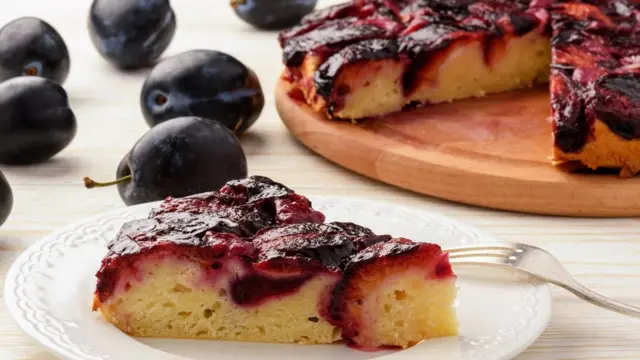 Духмяний сливовий пиріг з корицею