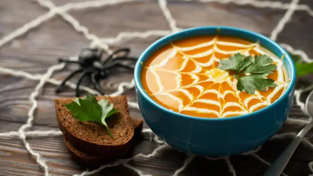 Тыквенный суп и пластмассовый паук