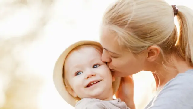 Mamá joven y rubia con bebé