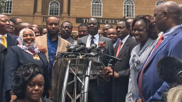 "Une décision historique, un triomphe pour le peuple Kenyan", a déclaré Raila Odinga, chef de la coalition de l'opposition. Mais le principal challenger d'Uhuru Kenya à la présidentielle dit ne pas faire confiance en la commission électorale dans sa composition actuelle.