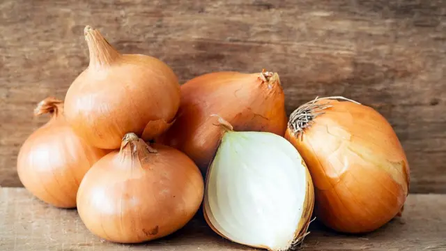 சாம்பார் வெங்காயம் விலை ரூ.60 ஆக குறைந்தது