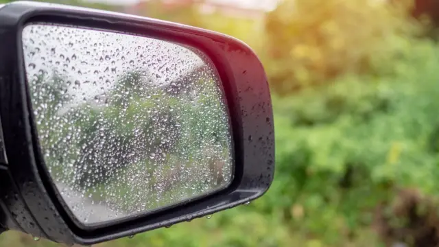 Espejo con gotas de agua
