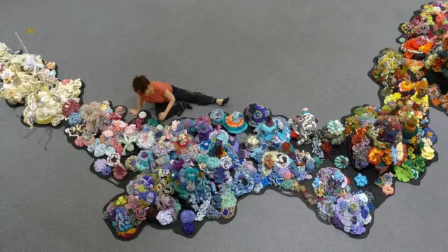 Christine Wertheim instalando un arrecife de coral