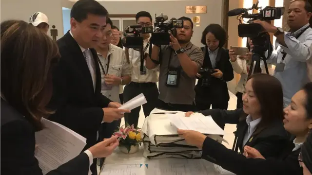 นายอภิสิทธิ์ เวชชาชีวะ หัวหน้าพรรคประชาธิปัตย์ ร่วมประชุมกับ กกต. เมื่อเดือน มี.ค. 2561